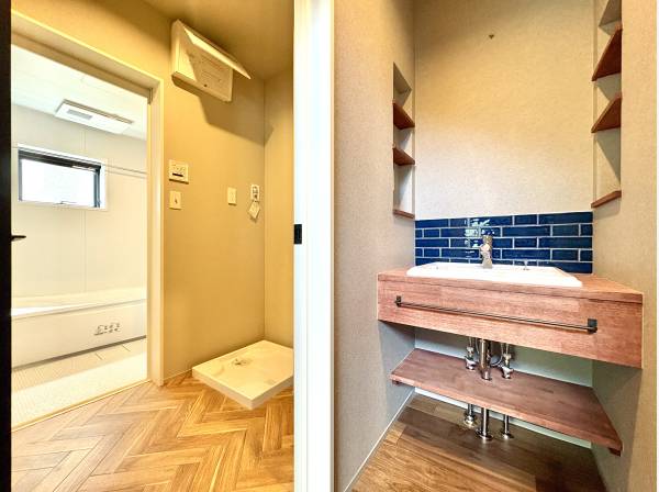 パウダールームです。洗面化粧台は造作です。