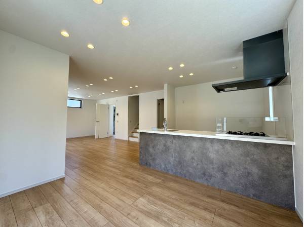 グレーの腰壁でモダンな雰囲気