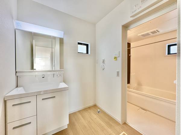 毎日使用する洗面室、ご家族で使用する場面をご想像ください