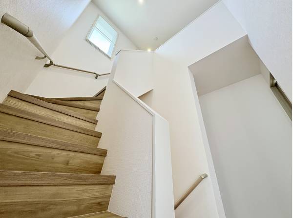 3階へ上がる階段は吹き抜けです