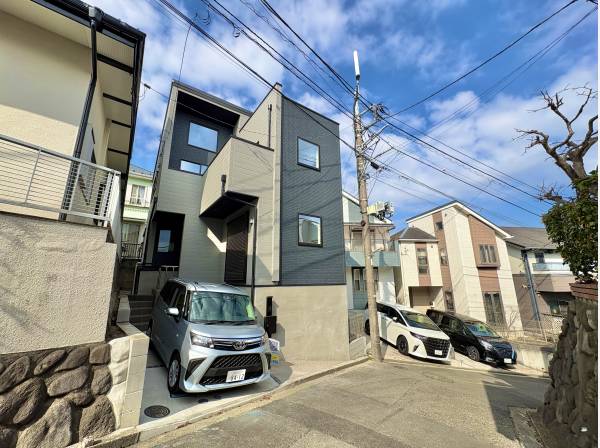 前面道路は交通量が少なく、落ち着きのある街並みです。