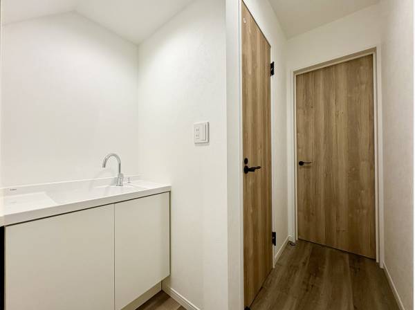 1階の廊下にはセカンド洗面がございます