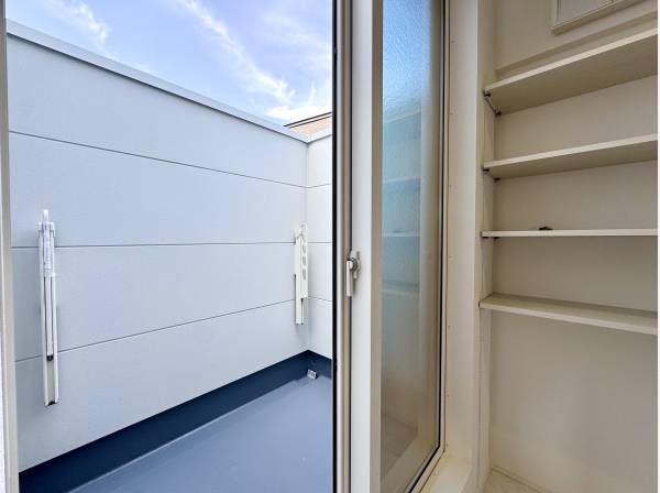 サニタリースペースの隣に洗濯物専用のバルコニーがあります