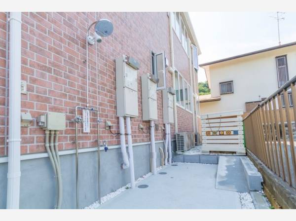 湘南エリアには欠かせない、シャワーブースとサーフボードラックも完備！