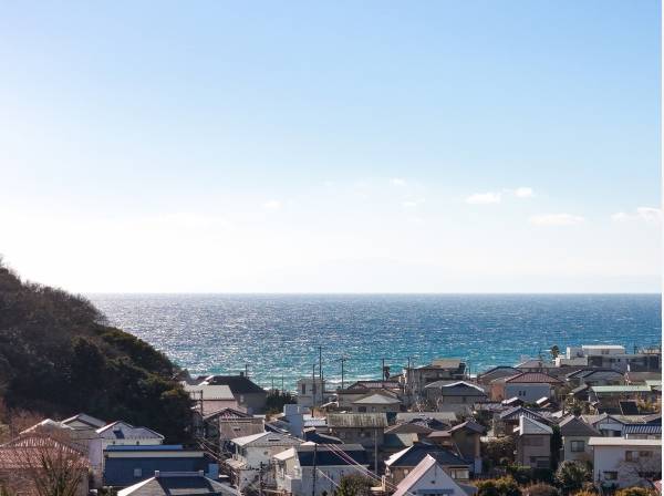 キラキラ輝く海を見ながら過ごす日々（空撮画像）