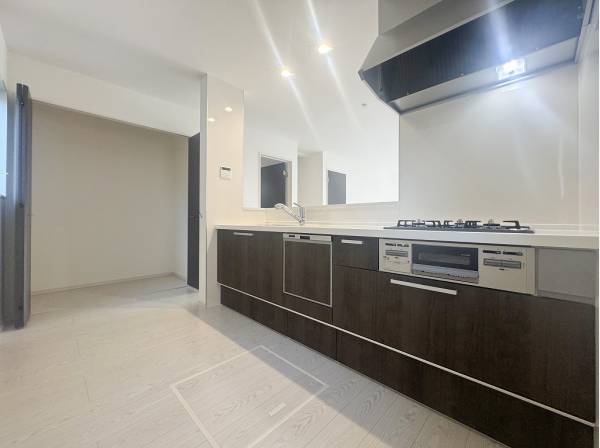 キッチンの横には大容量の収納スペースを完備しています