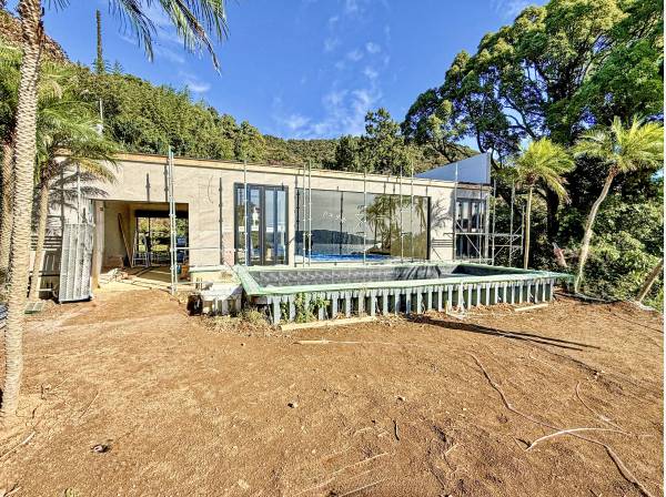 海側に開けたこの敷地に広いウッドデッキテラスとプールが設置されます