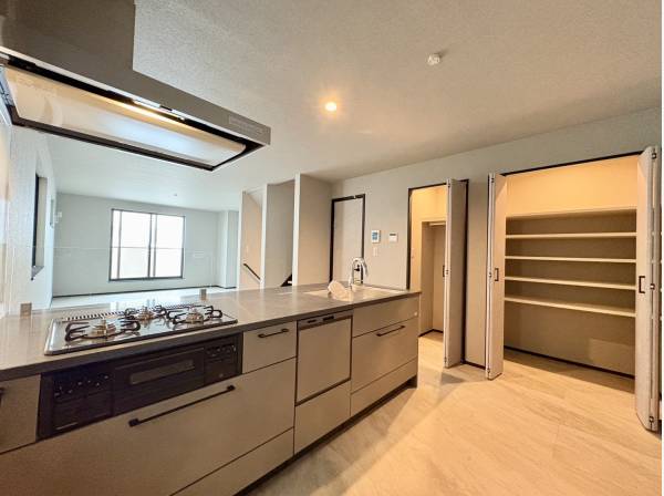 ゆとりあるパントリーもございます♪