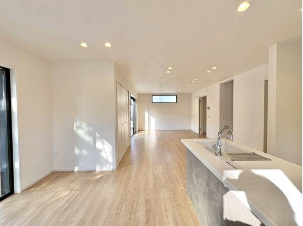 リビングを見渡す対面キッチンで会話も弾む設計。