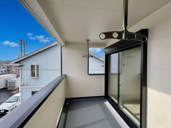 バルコニーには屋根がある為、雨が降っても洗濯物を安心して干せます。