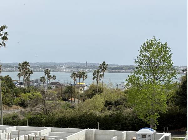 海が見えています