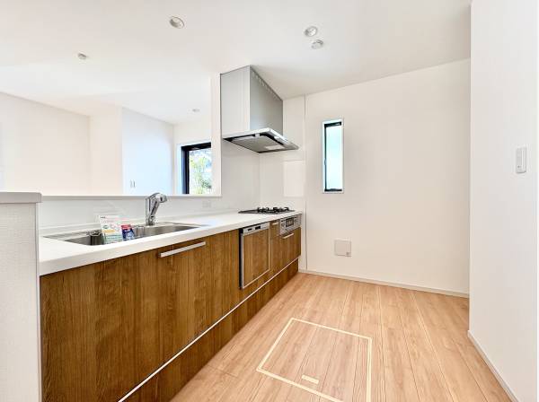 対面式システムキッチンは食洗機と浄水器付き