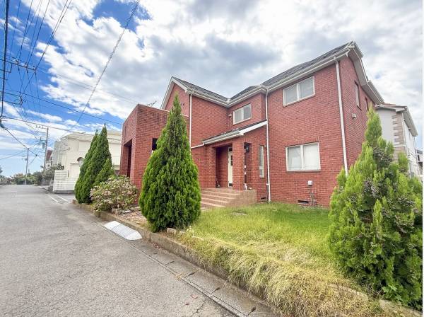 車通りの少ない開放的な角地に佇むお住まいです