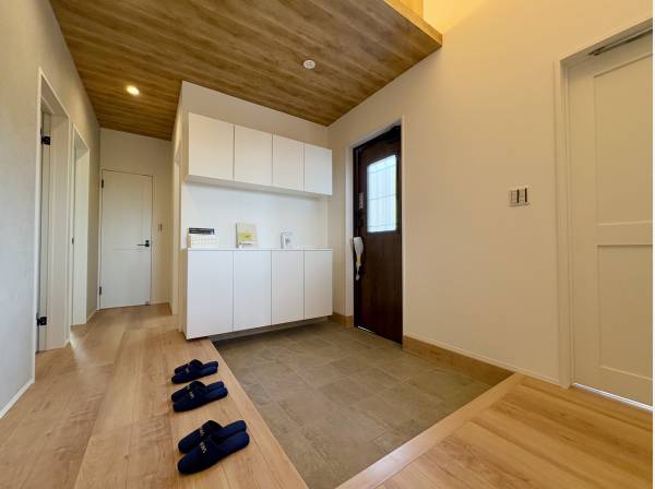 広々とした玄関ホール