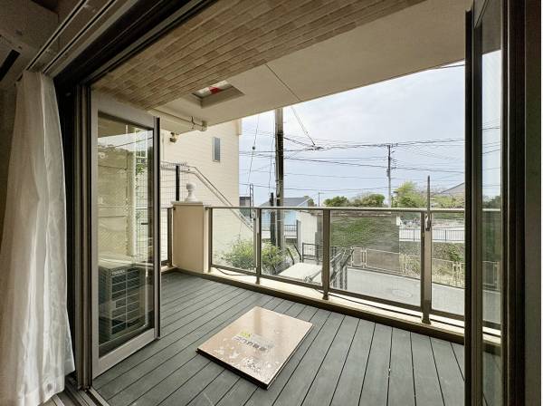 窓を全開にして気分をリフレッシュ。開放的なプライベート空間