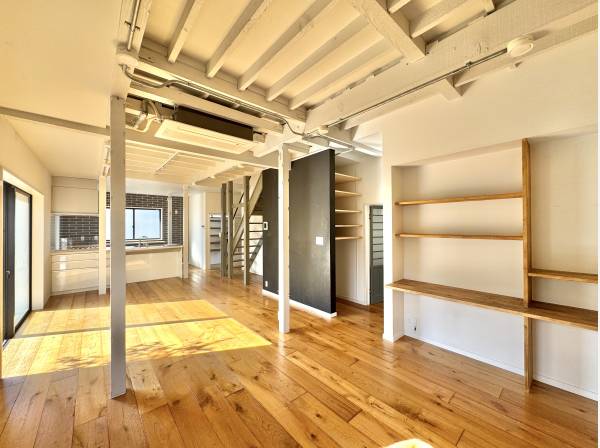 素材を楽しむインダストリアル。住むほど味が出る家。