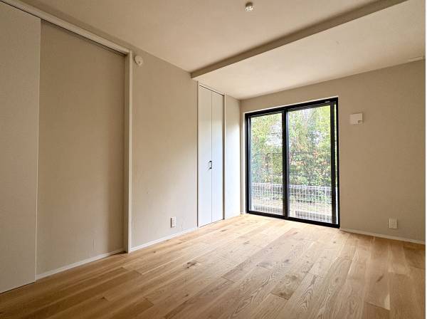 穏やかな光とともに、季節の彩りを感じるひとときが広がります