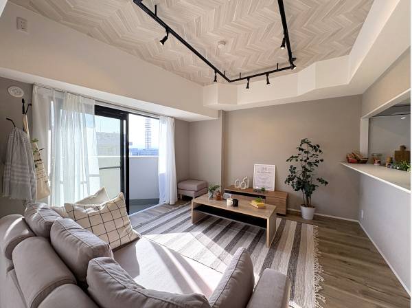 センス良く仕上げられた室内空間。家具も配置され生活イメージも
