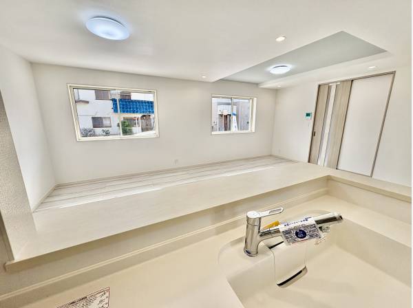 キッチン前の窓から駐車場が見えるので、帰宅もすぐにわかります。