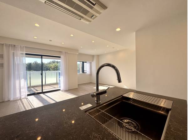 大理石調のキッチン天板
高級感があります