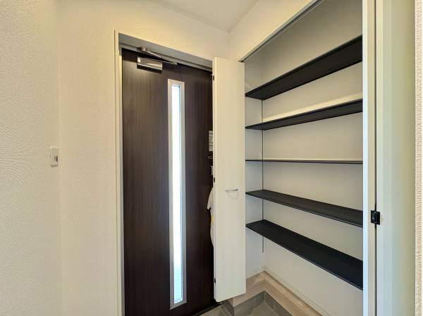 玄関には収納力の高いシューズクロークがあります。