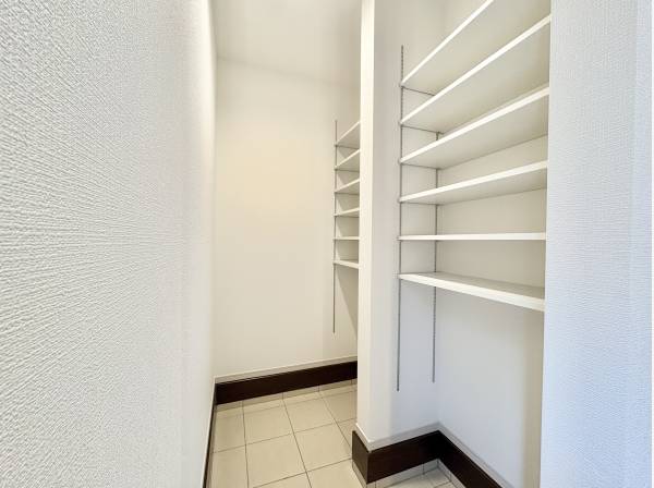 収納力のあるシューズインクロークです。
