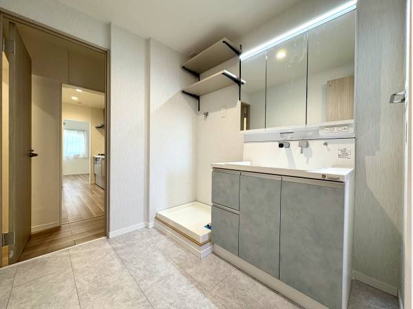 パウダールームです。ゆったりとした空間でリフォーム済み。