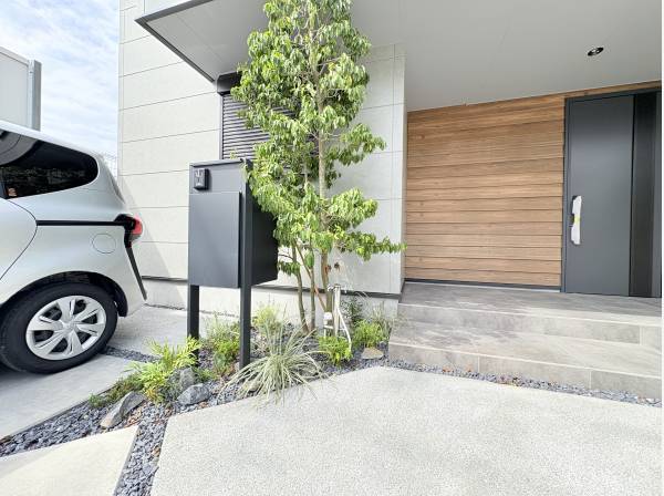 宅配ボックスと屋外シャワーを完備！

