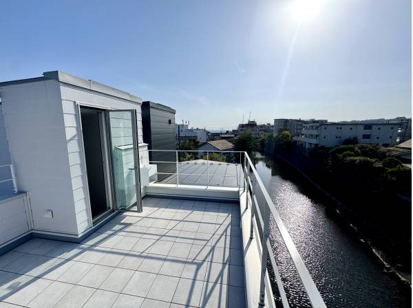 川沿いに面しており海も遠望できます