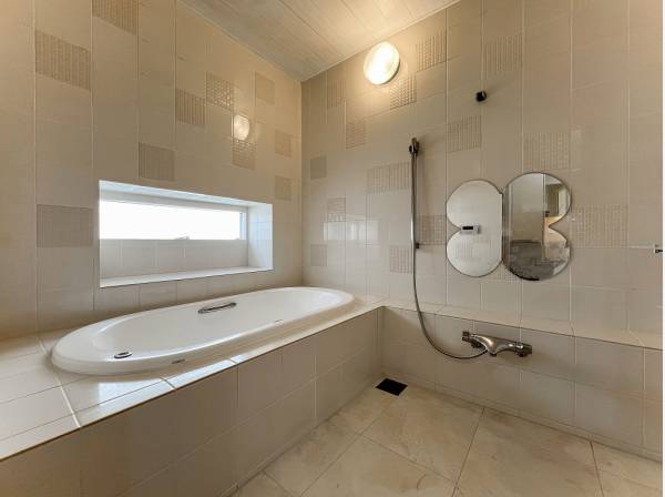 柔らかなテイストでまとめられたバスルーム