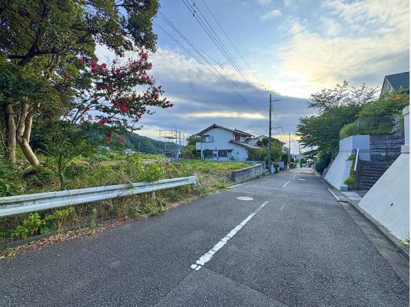 ちなみに高台なので、この前面道路下りバス停へ向かうと…