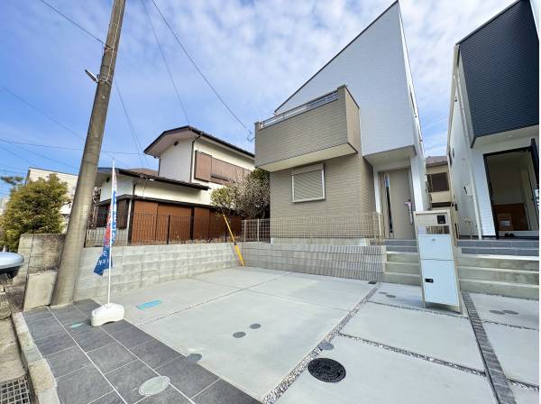 並列で車が２台駐車できるカースペース。（車種によります）