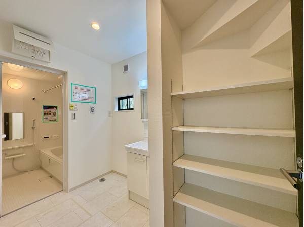 洗濯～乾燥～収納の動線が考えられた洗面室です。