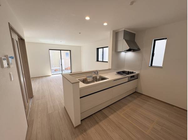 家族の会話が弾む！開放感あふれるお洒落なカウンターキッチン