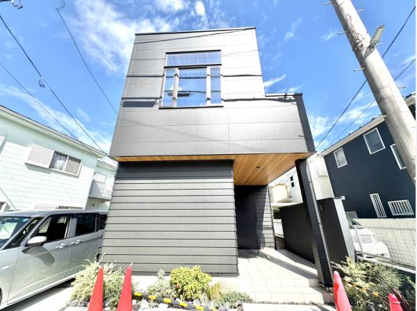 シックな黒の外観デザイン。お車2台駐車可能なスペースを確保
