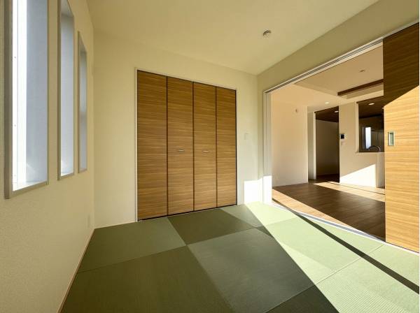 寛ぎの和室は琉球畳でモダンな印象