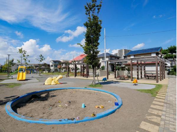 赤松どんぐり公園まで徒歩5分（約400m）