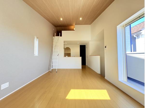 勾配天井のロフト付きLDK