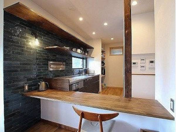 まるでお店のような雰囲気のキッチンは収納も充実