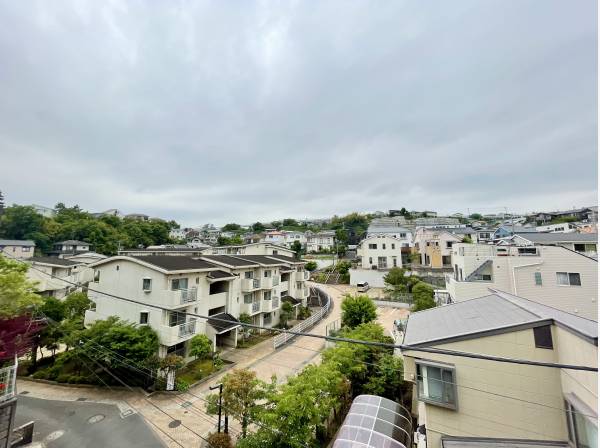 バルコニーからモノレールが走っている風景など眺望できます