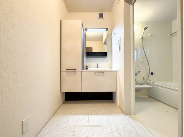 浮遊感のあるフロート洗面台が空間に軽やかさを演出してくれます