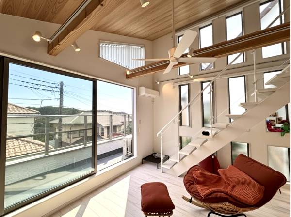 メインの窓は大きく開放的