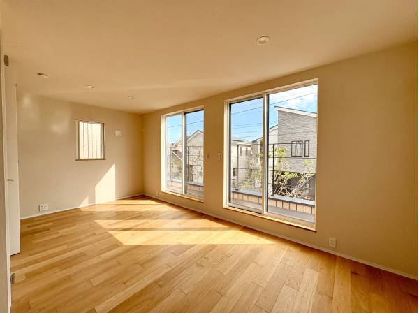 仕切りを設けることで2部屋としてもご活用いただける約10帖の洋室