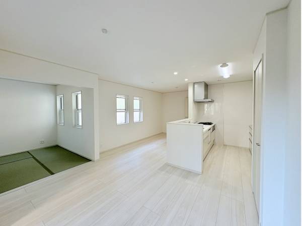 LDKは白を基調とした部屋で落ち着きを感じられます