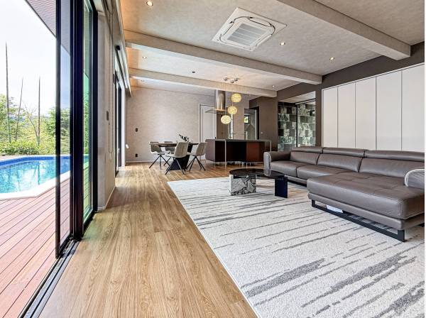 南東向きの明るいはＬＤＫは３０帖の広さをがあり、解放感がございます