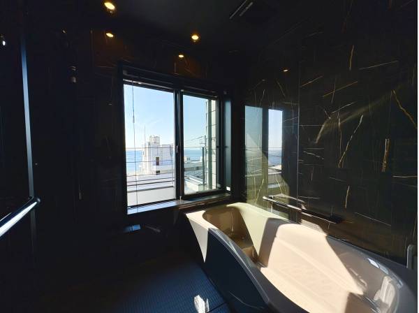 バスルームからでも海を眺めることができます