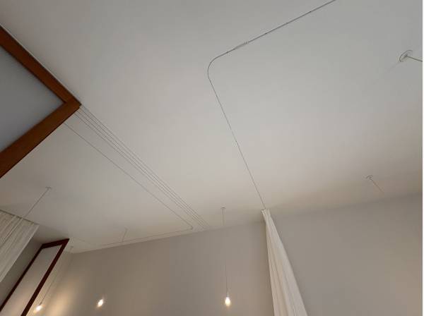 天井には仕切りのレールが埋め込まれています