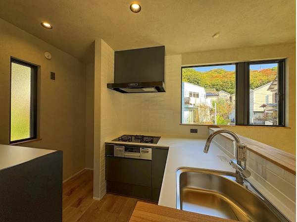 キッチンからも豊かな山の緑が。