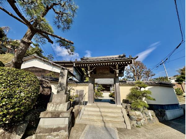 お隣はお寺になります。