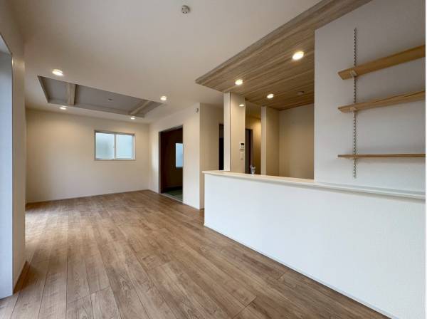 カウンター横には嬉しい棚も